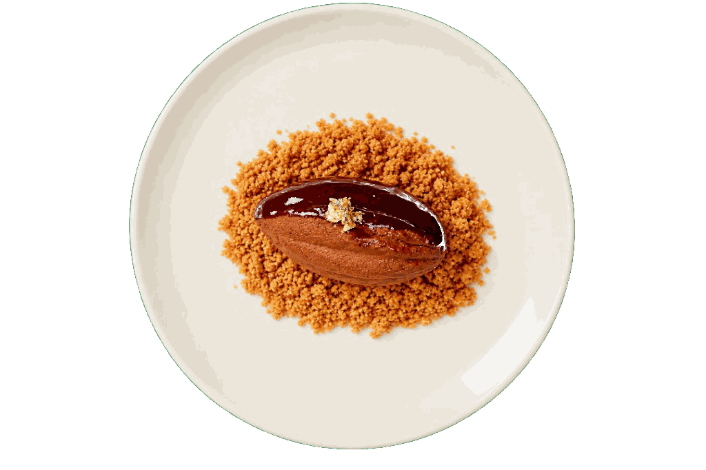 Mousse au chocolat signature à la feuille d’or, servie sur une assiette blanche